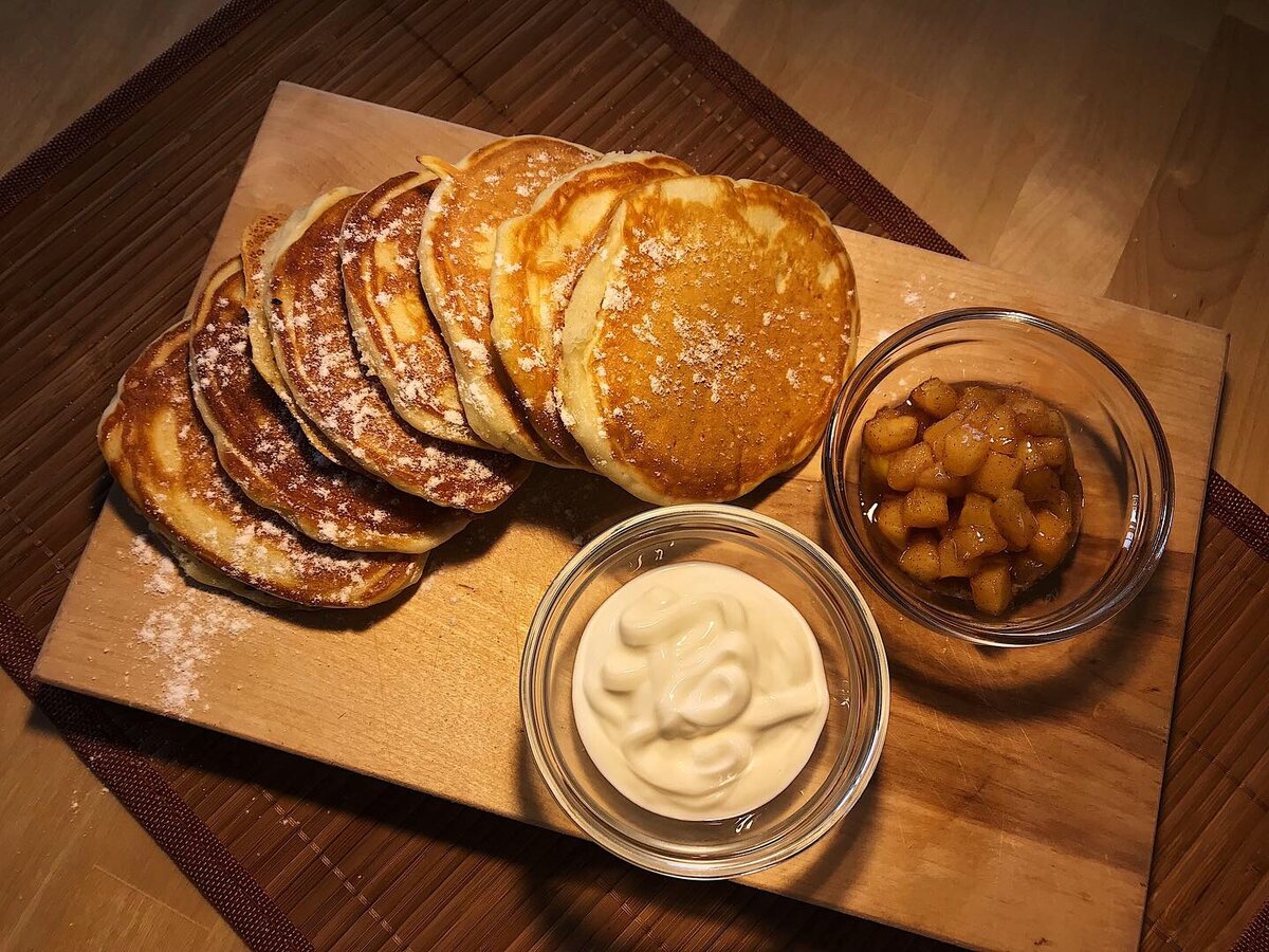 Пышные оладушки с карамелизированным яблоком и корицей | Домашний  Шеф-NESTEROV | Дзен