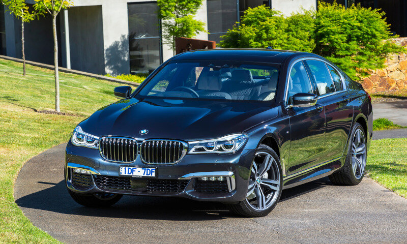 В центре внимания: BMW 7 серии производит неизгладимое впечатление с первого взгляда, и все благодаря внушительному облику. Уверенность заложена в характер автомобиля и дополнительно подчеркнута мощными линиями передней части кузова. Расположенные сбоку воздуховоды акцентируют внимание на высоте автомобиля. Сочетание лакокрасочного покрытия цвета "Серый Бернина" с эффектом янтарного мерцания и 20” колесных дисков получилось невероятно элегантным и при этом поразительно динамичным. Гостеприимную атмосферу можно почувствовать еще до посадки в автомобиль благодаря функции приветствия световой дорожкой. Внутреннее пространство радует эксклюзивными высококачественными материалами отделки, которые в сочетании с инновационными возможностями подключения гарантируют незабываемые ощущения.