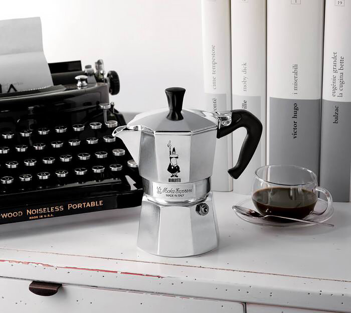 Гейзерная кофеварка Bialetti Moka Express выпущена к юбилею компании лимитированной серией для приготовления кофе на электрических и газовых плитах. Корпус кофеварки изготовлен из алюминия и оснащен ненагревающимися ручками. Стильный дизайн кофеварки украсит любой интерьер. 