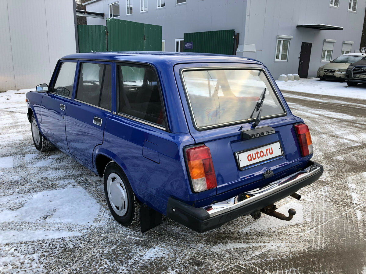 Серийный выпуск автомобиля ВАЗ-2104 («четвёрки») был начат на Волжском автомобильном заводе во второй половине 1984 года. Параллельно с новой моделью выпускали аналогичный по классу автомобиль ВАЗ-2102 («двойка»), который к апрелю 1985 года был полностью вытеснен с конвейера. От автомобиля-«донора» «четвёрке» достался ряд оригинальных деталей, касающихся задней части авто.