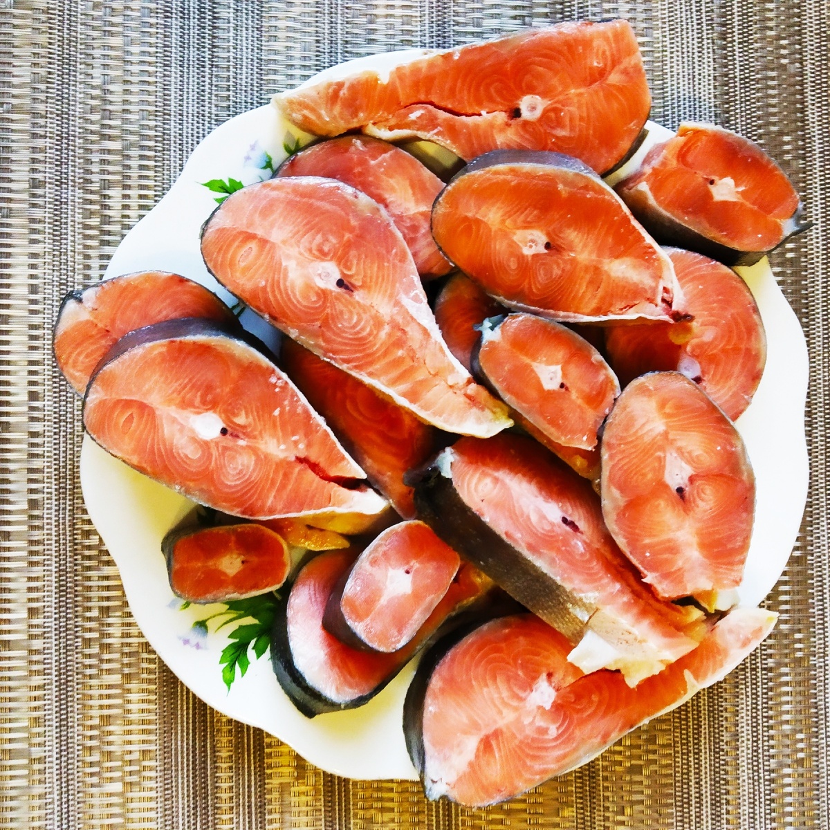 разрезаем тушку рыбы на куски