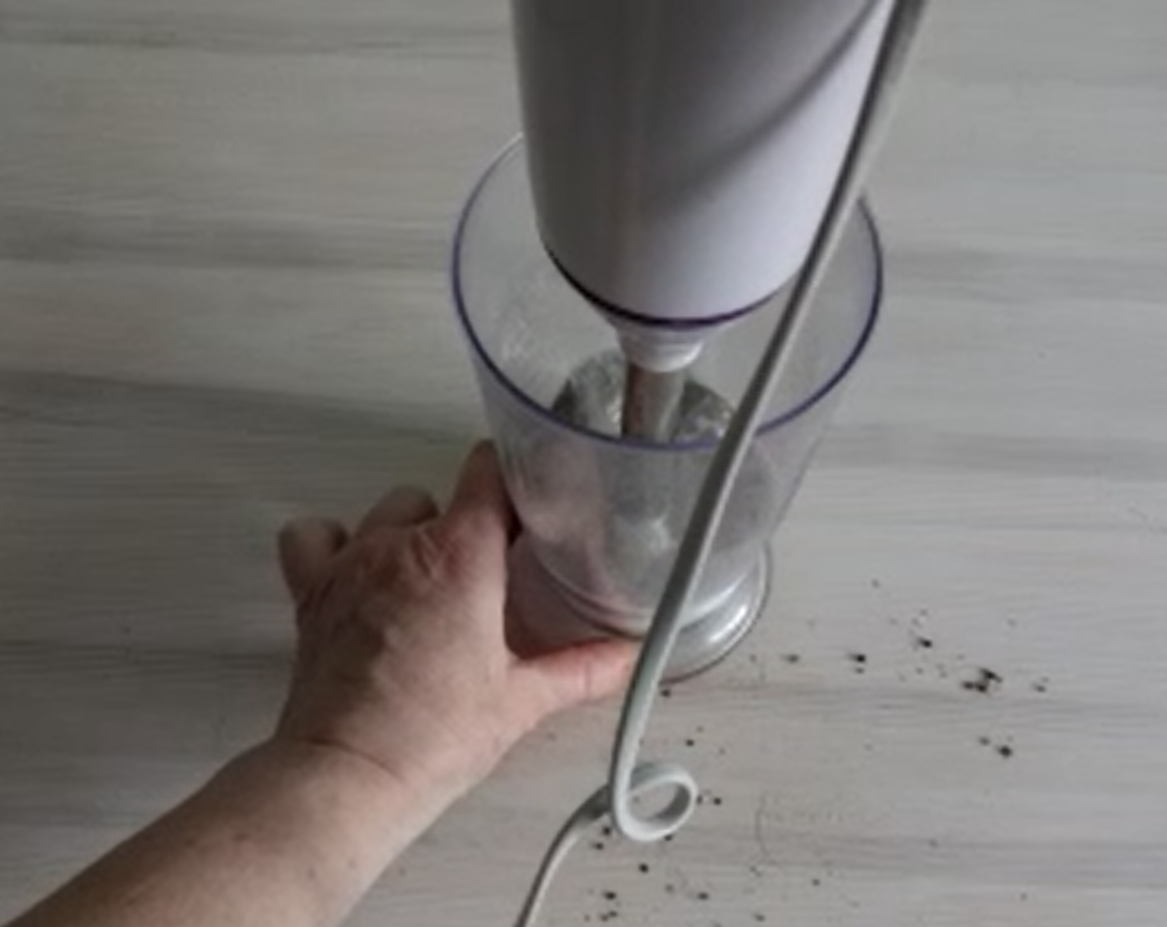 В блендере смешиваем кефир и кусочки мха. Получится темно-зеленая жутковатая жижа.