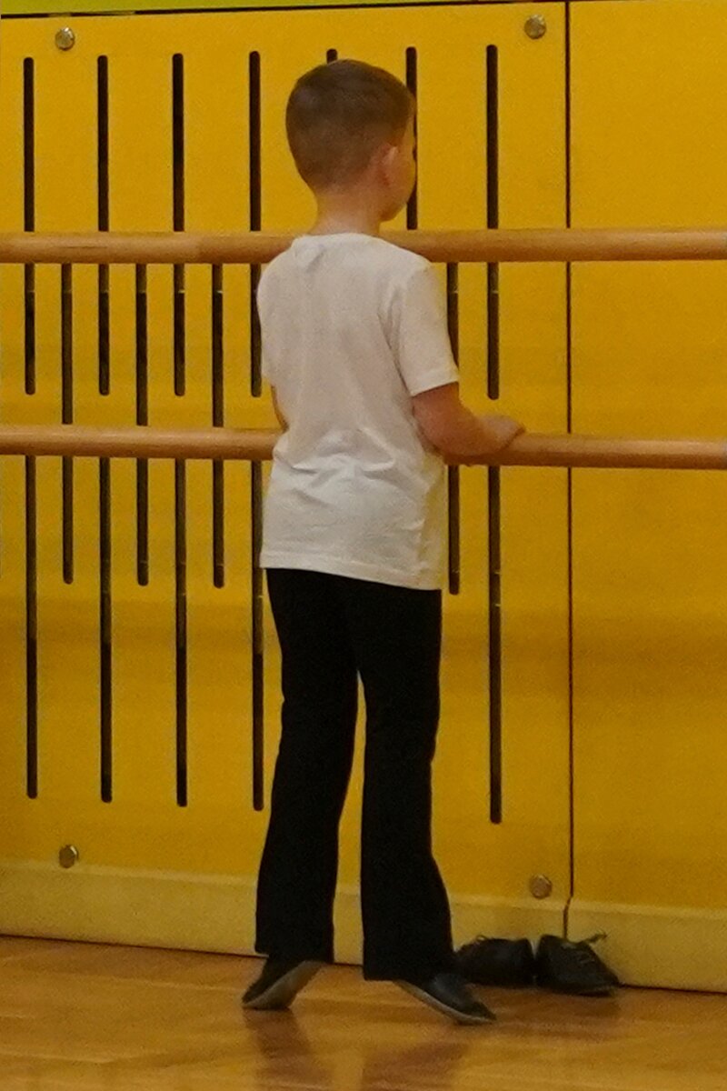 Разучиваем Relevé лицом к станку.