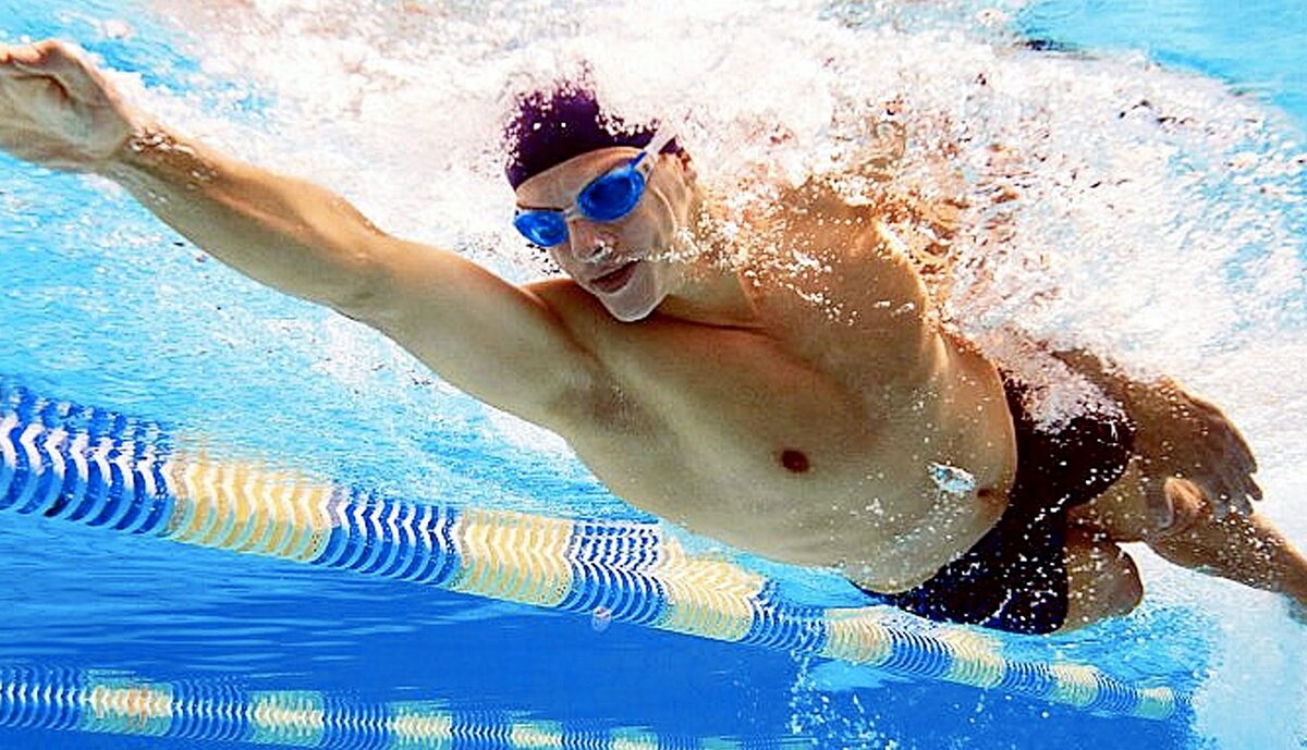 Если даже плавание мало сжигает жир, то оно очень хорошо развивает  группы мышц. 