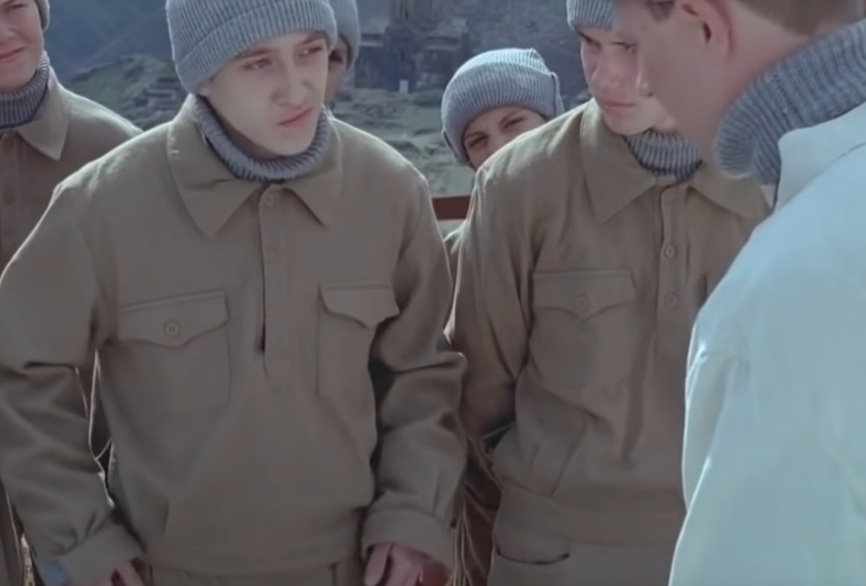 Сцена осмотра рук в фильме.