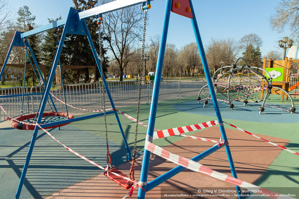 Обвязанные сигнальными лентами игровые площадки в парках и дворах города