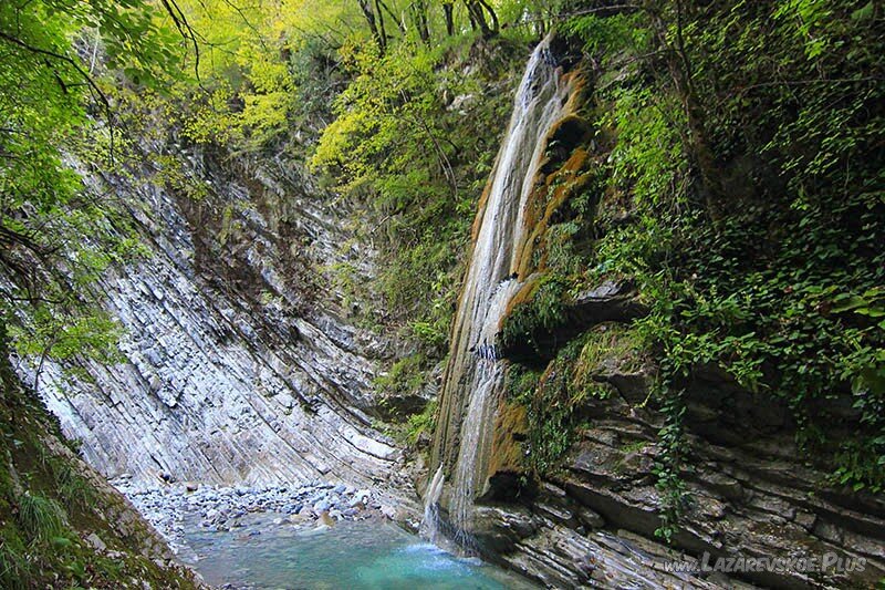 Мамедова щель фото. Мамедово ущелье Лазаревское. Мамедова щель Лазаревское водопады. Лазаревское достопримечательности Мамедово ущелье. Мамедова щель Лазаревское достопримечательности.