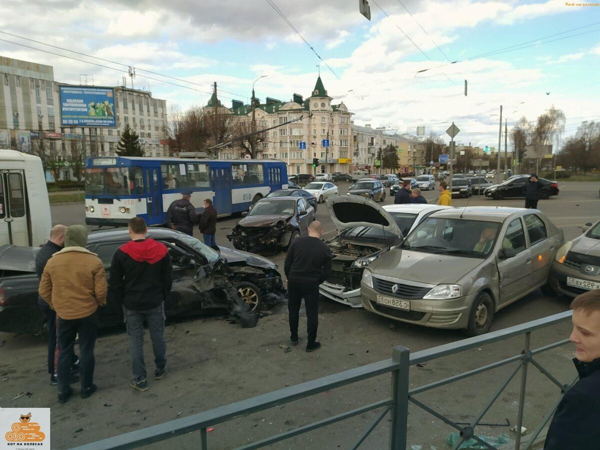 Орел новости на сегодня происшествия последние свежие. Авария на автовокзале в Орле. ДТП Орел вчера ул Комсомольская.