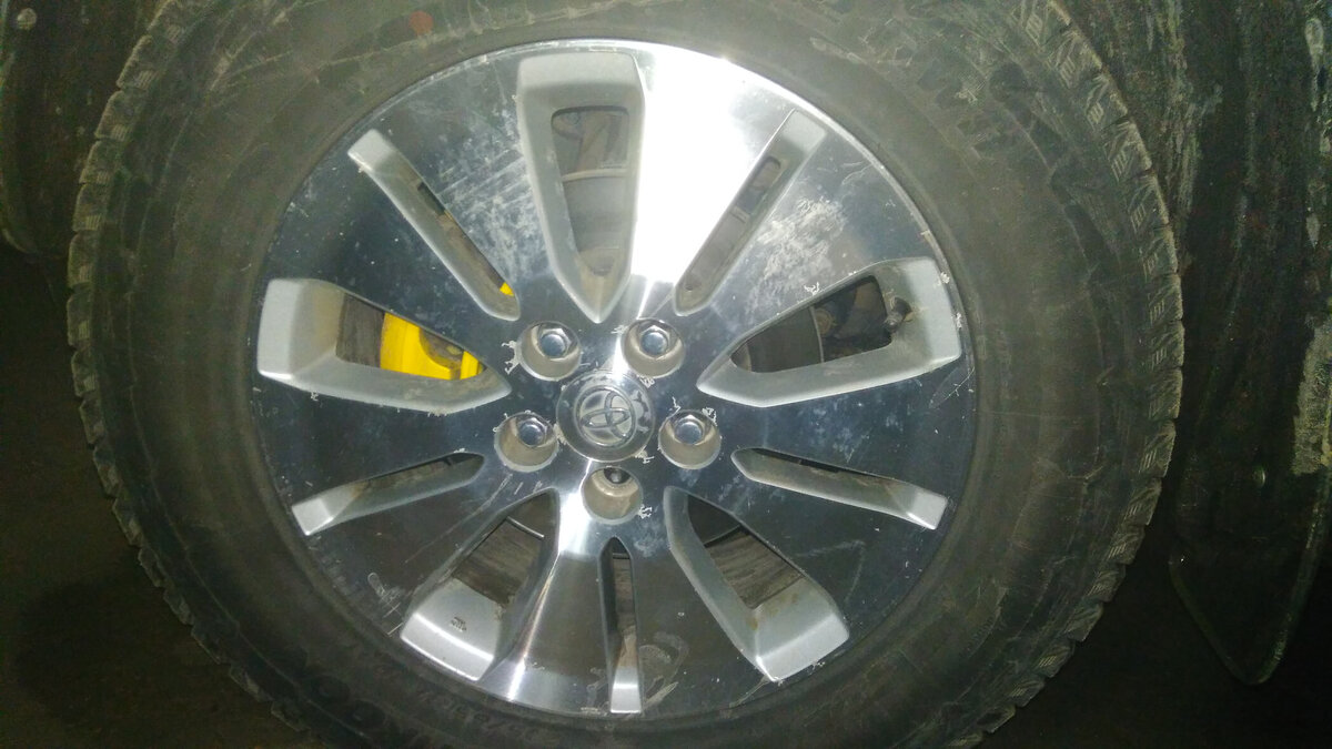 на фото гайки ослаблены, машина поддамкрачена и начат процесс откручивания гаек.