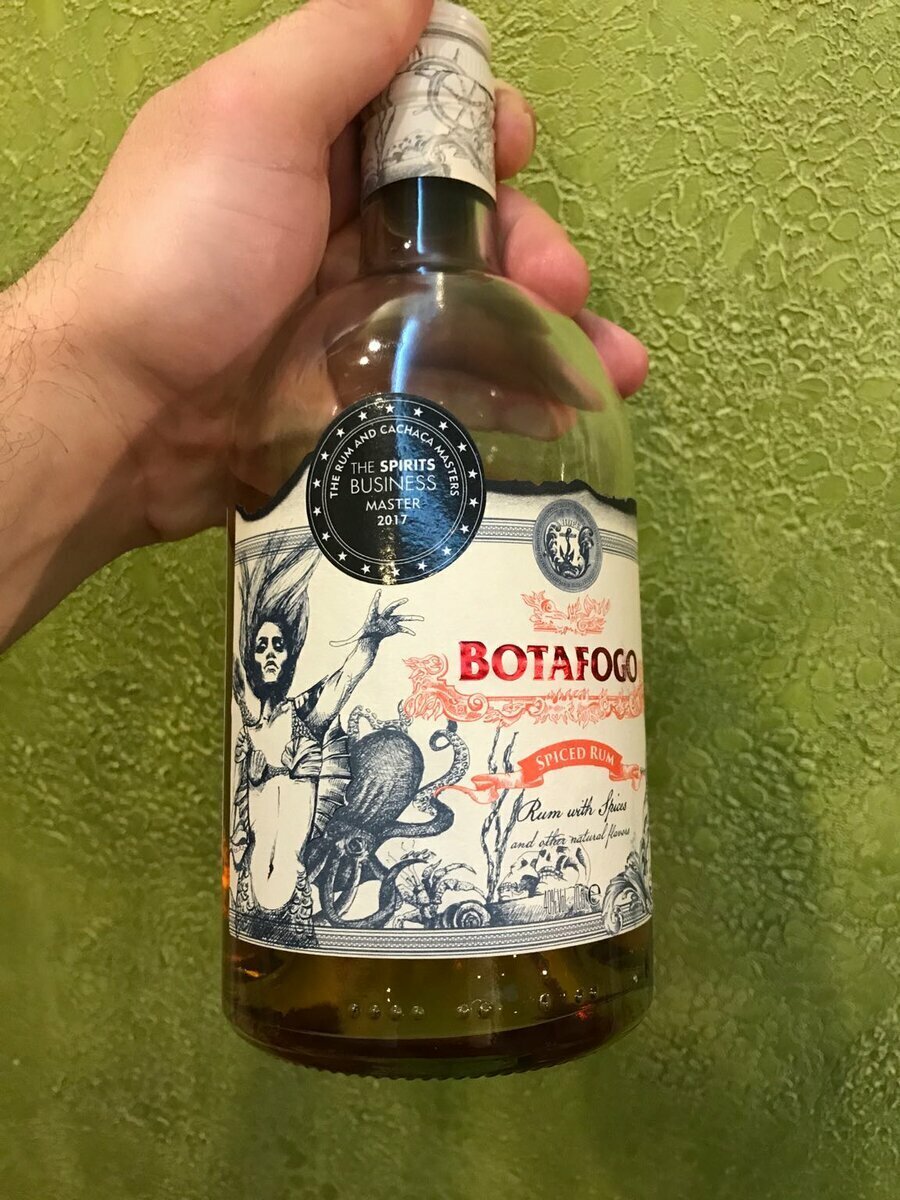 1 из 2Ром выделяет эксклюзивный и уникальный дизайн бутылки...