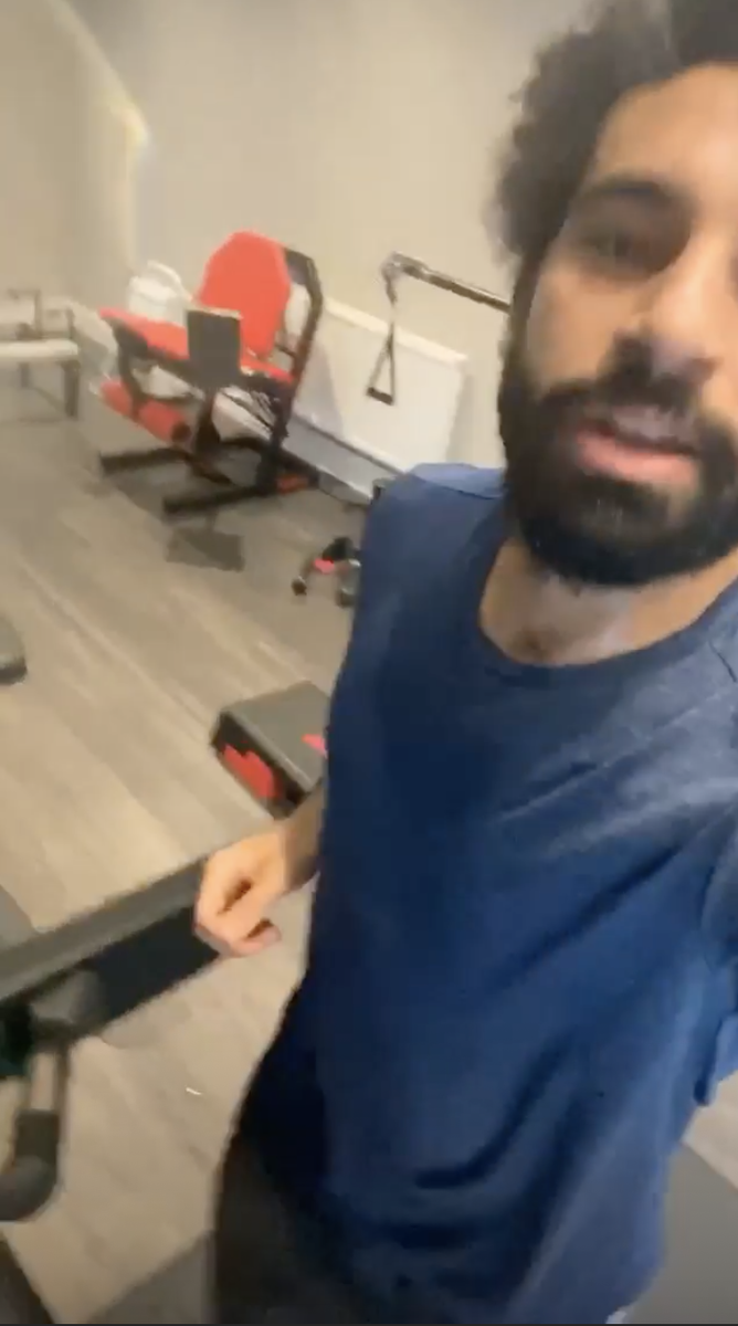 Сегодня Мохамед Салах опубликовал видео в Instagram, как он работает на беговой дорожке
