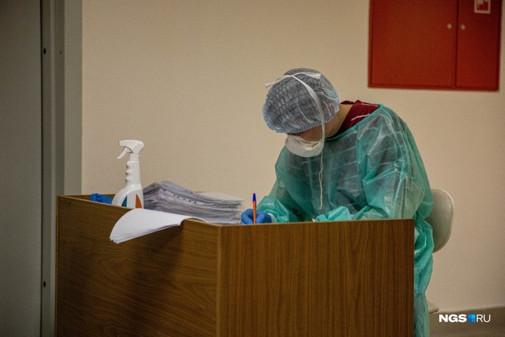 17 человек — из близкого круга контактов уже выявленных пациентов 
Фото: Александр Ощепков 