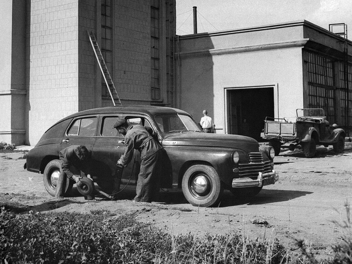 Начиналось все просто: в 1948 году взяли "Победу" ГАЗ-М20, растянули, внесли ряд конструктивных изменений, и вот он - ГАЗ-26, прототип будущего ГАЗ-12. Несмотря на то, что кузов был "победным", на этой машине использовались уже почти серийные агрегаты "ЗИМа"