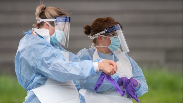 Image copyrightPA MEDIAImage captionПравительство подверглось критике из-за отсутствия защитного снаряжения на линии фронта