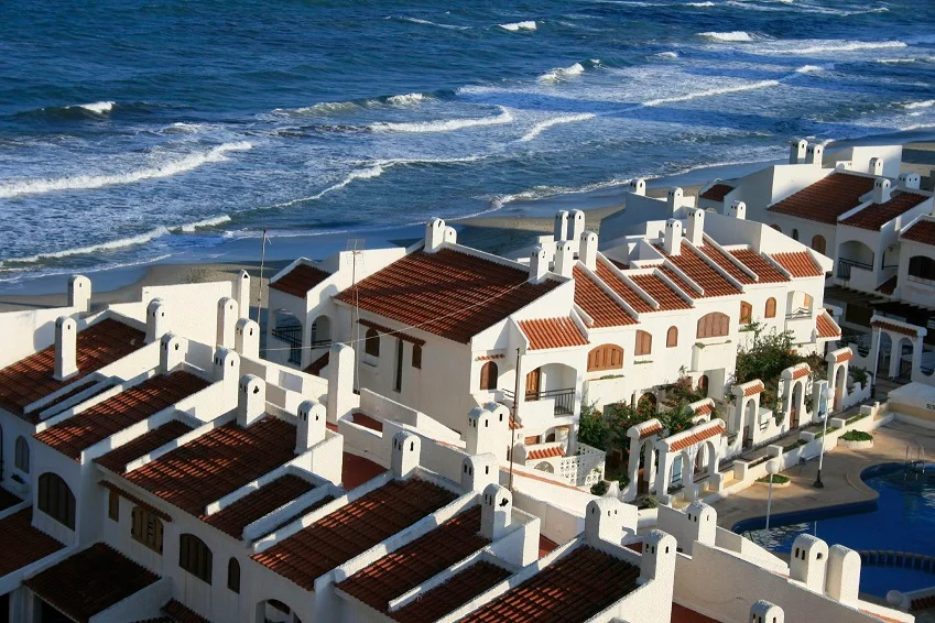 Сменить душную хрущёвку на домик у тёплого моря - мечта многих наших соотечественников.