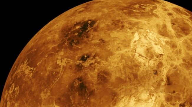 Почему атмосферы Венеры вращается в 60 раз быстрее, чем поверхность планеты? Спустя полвека после открытия этого явления у учёных, похоже, есть ответ.

Достижение описано в научной статье, опубликованной в журнале Science.

Венера делает один оборот вокруг своей оси за 243 земных дня. Но её атмосфера вращается куда быстрее. Скорость этого движения увеличивается с высотой и достигает максимума в облачном слое в десятках километров над поверхностью. Местный слой газа совершает один оборот вокруг оси планеты всего за четверо земных суток. То есть он вращается в 60 (!) раз быстрее поверхности небесного тела.

Это явление называется супервращением. Оно было открыто более полувека назад, и с тех самых пор планетологи пытаются найти ему объяснение.