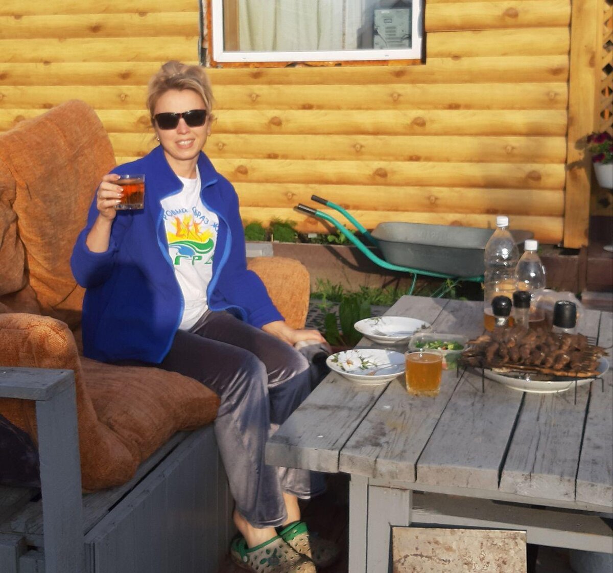 На столе мойва горячего самостоятельного копчения. Пальчики можно откусить, вкусно очень.