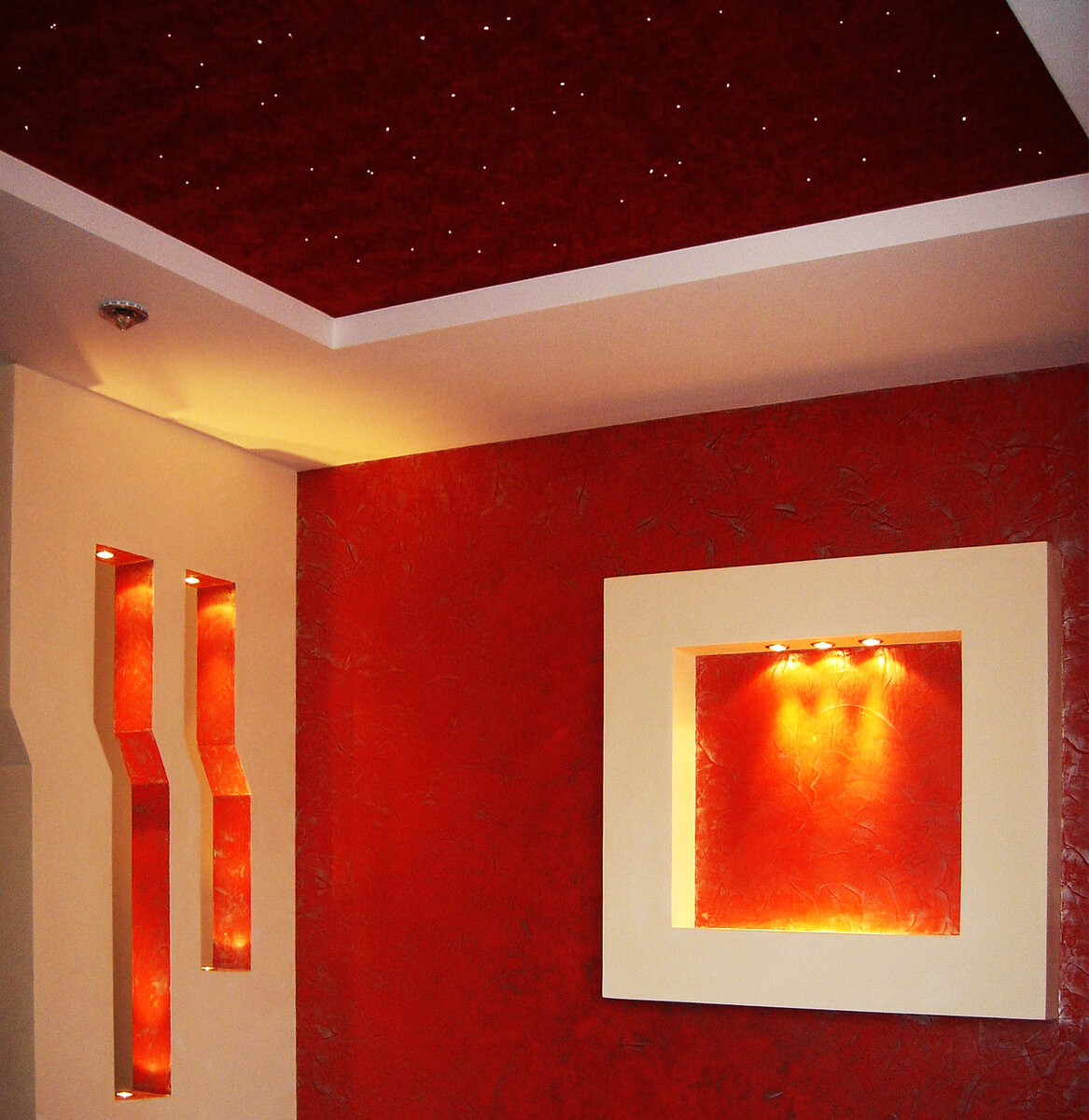 Натяжной потолок с эффектом "звёздного неба" в трёхкомнатной квартире (фото из архива дизайнеров Андрея и Екатерины Андреевых).