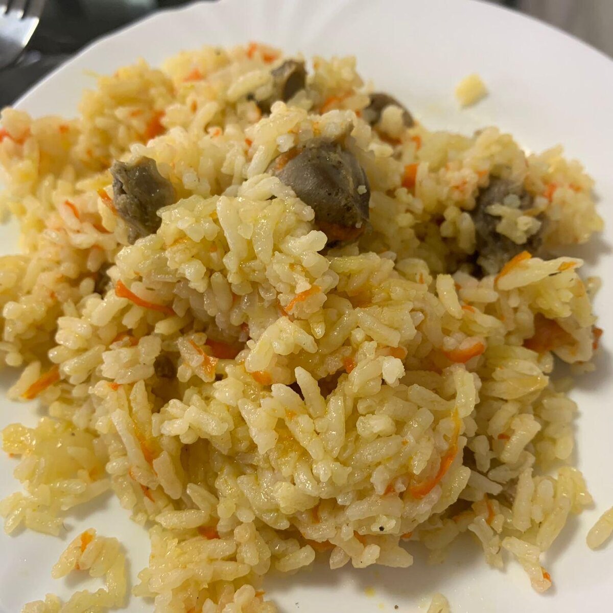 1. Индийский Плов (Историки считают, что плов был придуман именно в Индии, но только вегетарианские, или как максимум – с курицей,а помимо традиционных овощных элементов добавляют имбирь, финики, курагу, изюм и кешью) 2.Ирланский Плов (Так, в иранском плове овощно-мясную смесь не добавляют в рис, а выкладывают на тарелку отдельно. В Иране также существует особый способ приготовления риса: его доводят до готовности в кастрюле с уложенной на дно пресной лепешкой.)
3.Азербайджанский шах плов (Шах плов (царский плов) – это гордость кулинарии Азербайджана. Дно казана укрывается слоями лаваша, которые промазывают маслом, внутрь кладут мясо, рис, овощи и сухофрукты слоями, укрывают лавашем и запекают. Достают блюдо целиком, а разрезают на столе.)
4. Казахский плов ( Казахский плов обычно готовят из мяса, но в некоторых случаях – со стерлядью. Так как рыба готовится быстрее мяса, ее отваривают, перекладывают в соус из сметаны и тушат. В бульоне отваривают рис до готовности, поливают соком граната или лимона, а рыбу подают отдельно.)
5. Узбекский плов (Узбекский плов знаком нам больше всего, но в стране – более 100 вариантов приготовления этого блюда и мы выбрали для вас наиболее экзотичный. Это бухарский плов, в котором все элементы обжаривают или отваривают отдельно, затем складывают послойно, томят в казане и в конце проливают кипящим маслом.)