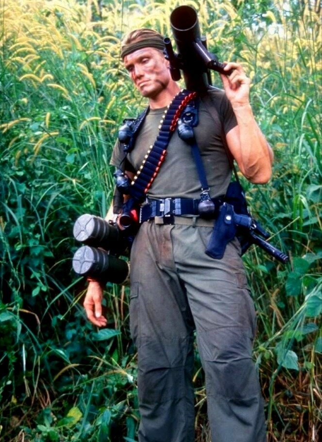 "Мы с соседями не знали / И не верили себе, / Что у нас сосед играет / На кларнете и трубе." © Э. Пьеха.