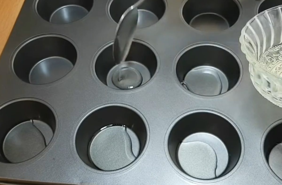 Хорошенько протираем стенки кисточкой, чтобы масло распределилось по всей части стенок, иначе пригорит