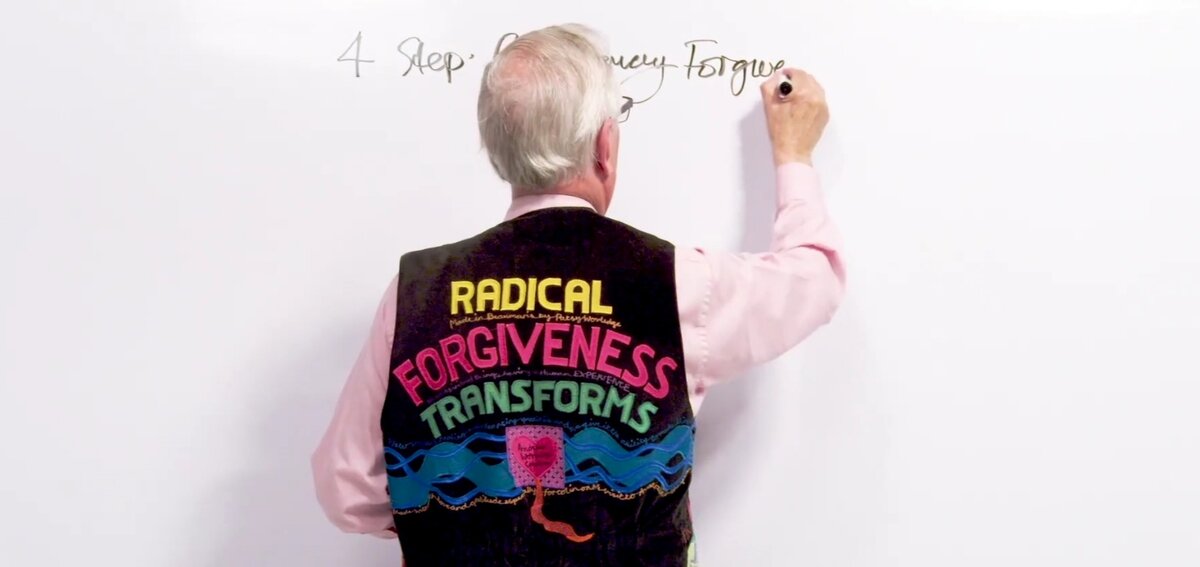 Колин Типинг-автор книги. Ведёт лекцию специально для проекта Happiness Online от Upgrade, который я проходила весной этого года