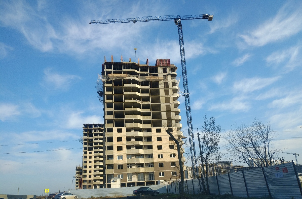 Строительство многоэтажного жилищного комплекса часто осуществляется подрядчиками, с которыми расплачиваются не рублями, а квадратными метрами.