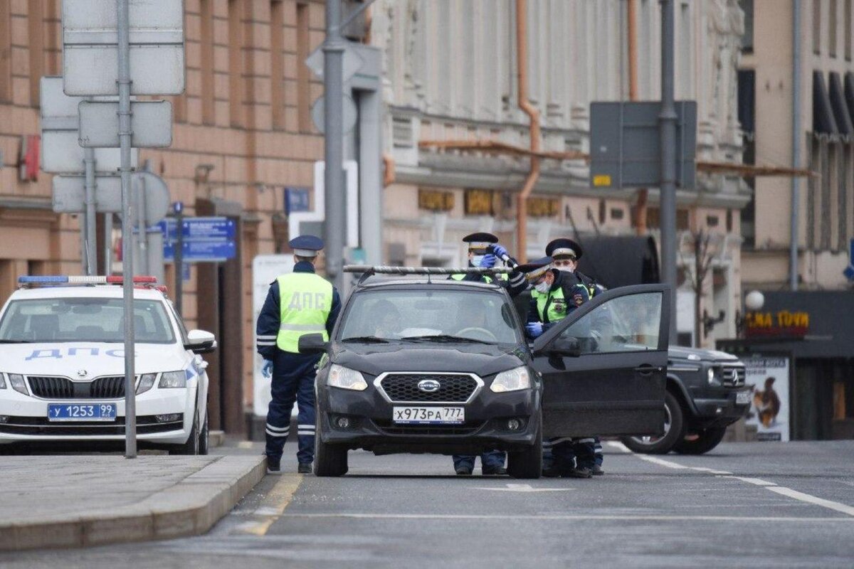 Полиция вскрывает автомобиль