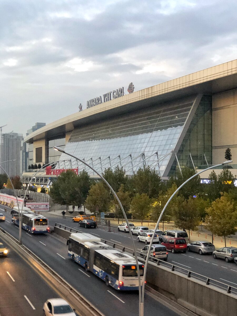 Ж/д вокзал Анкары. Пять раз в день с него отправляется скоростной поезд в Стамбул. Из-за его дешевизны и комфорта билеты раскупаются очень быстро, приобретать туристу их нужно сильно заранее.