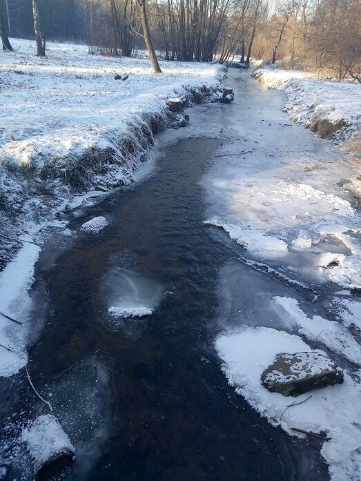Возможное понимание явления: изменения не происходят "вдруг". Они накапливаются постепенно. А потом вдруг - раааз!