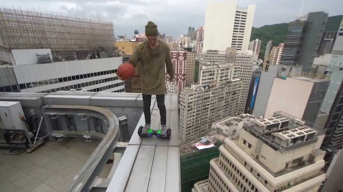 Как? Баскет на краю и на гироскутере.