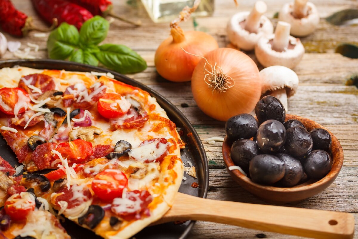 Безглютеновая пицца с грибами, оливками, помидорами и зеленью