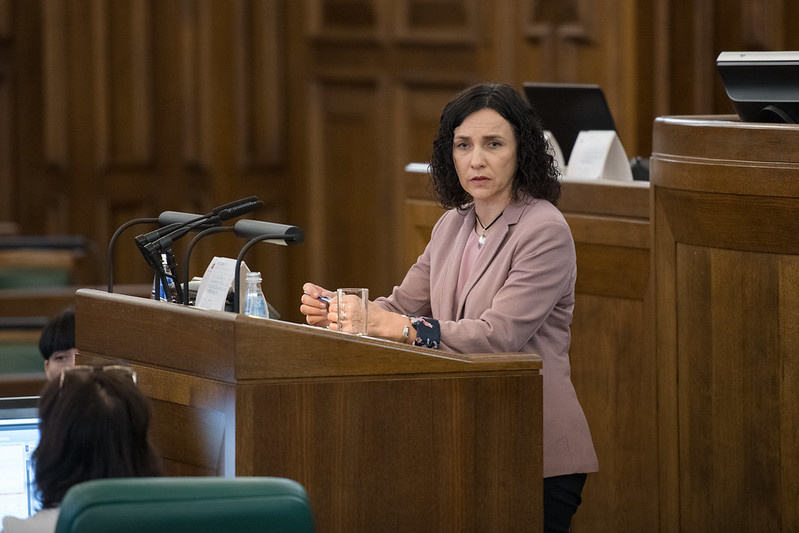 Работой министра образования Илги Шуплински тоже недовольны. Фото Ieva Ābele, Saeima