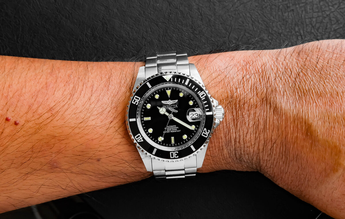 Часы-хомаж Invicta на Rolex Submariner, фотография взята с сайта https://twobrokewatchsnobs.com/invicta-pro-diver-review-8926ob/