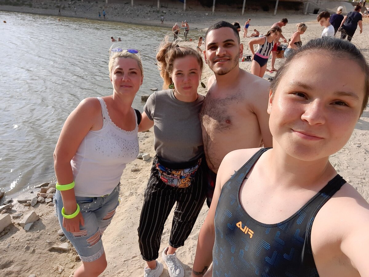 Слева Ольга, потом Даша. Справа я.