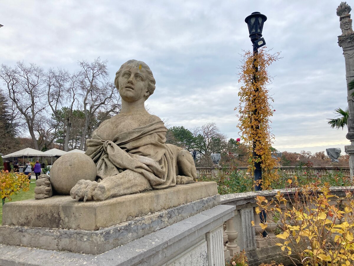 Из 29 девяти скульптур в парке сохранилось шесть. Среди них - два сфинкса. Фото Александры Кудрявцевой