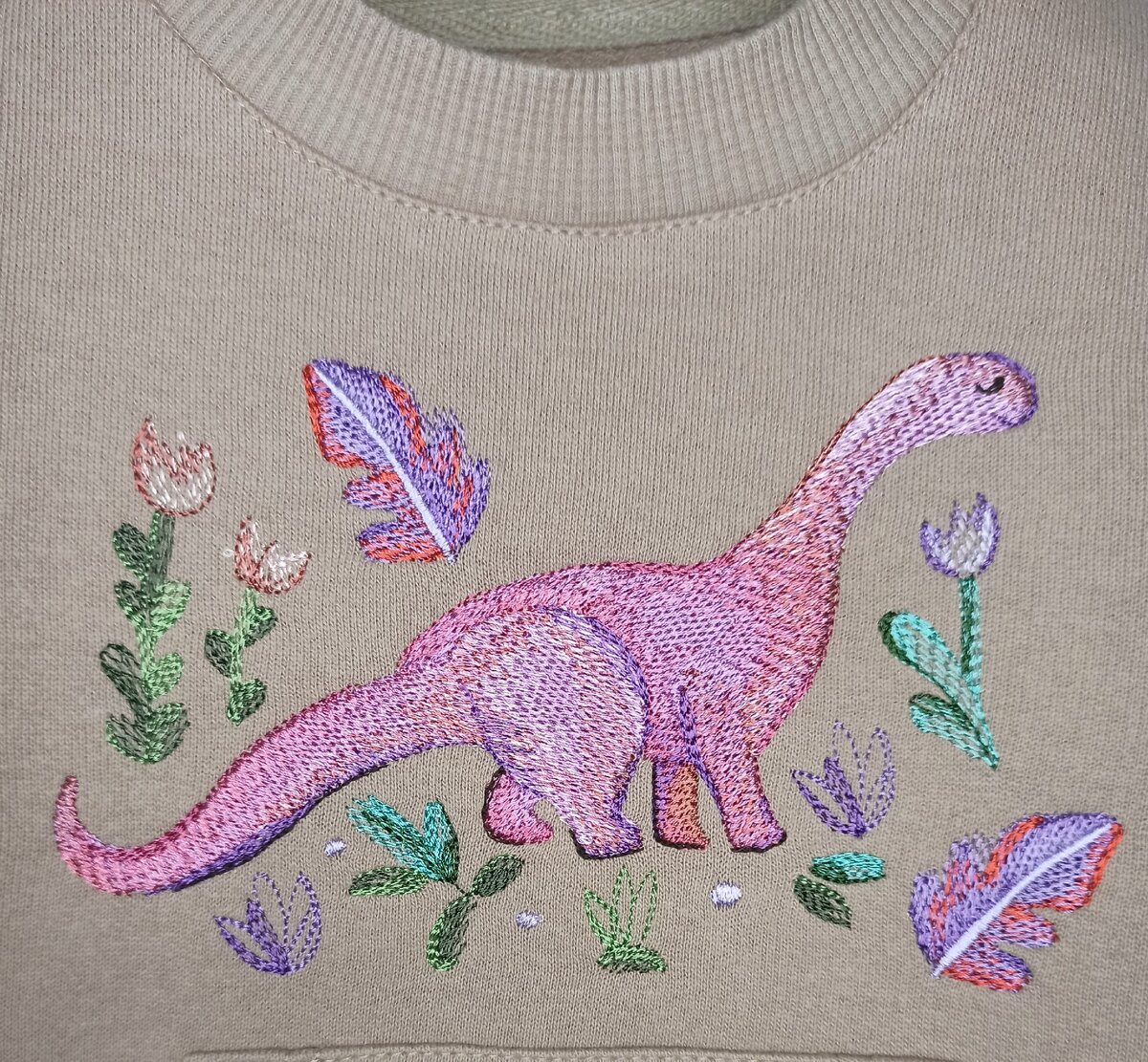 Вышивку очень сложно фотографировать вблизи, та как и блики и светопередача изменяется, поэтому получается не очень корректная передача принта. 