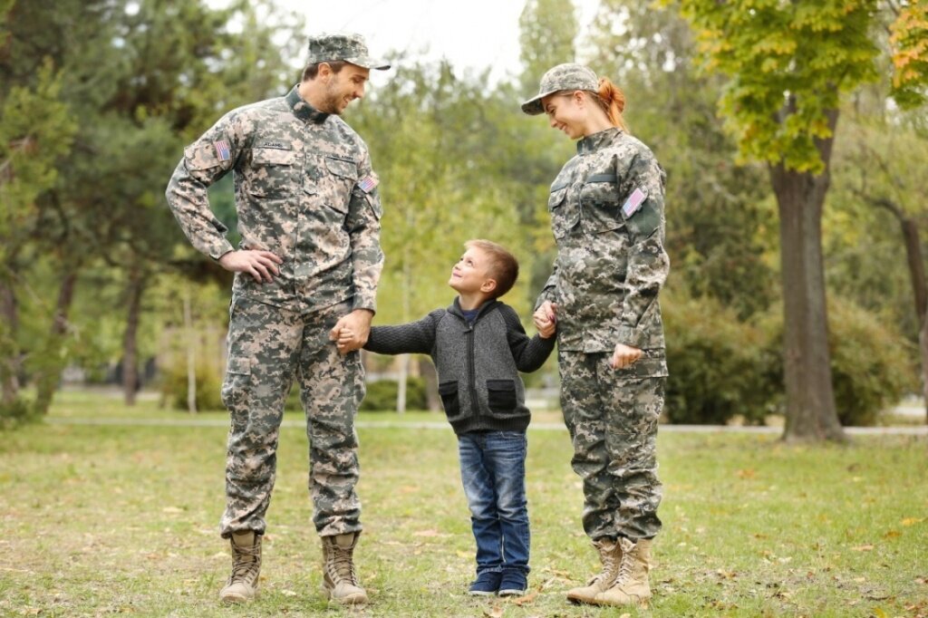 Военная семья. Семья военнослужащего. Защита семьи для военных. Мы Военная семья. День отца милитари.