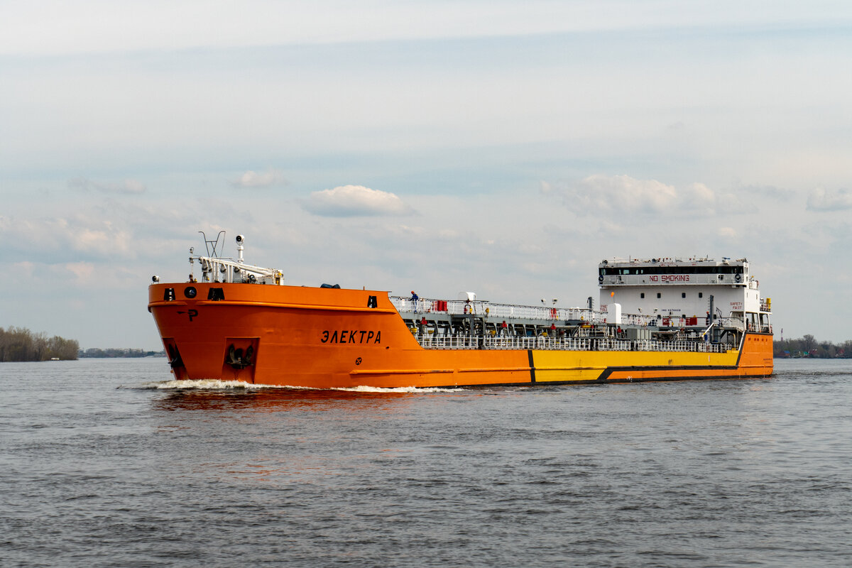 волжский 33 теплоход. волгоградский теплоход. судно идущее вниз. теплоход туер енисей. механик парамонов проект 19614.