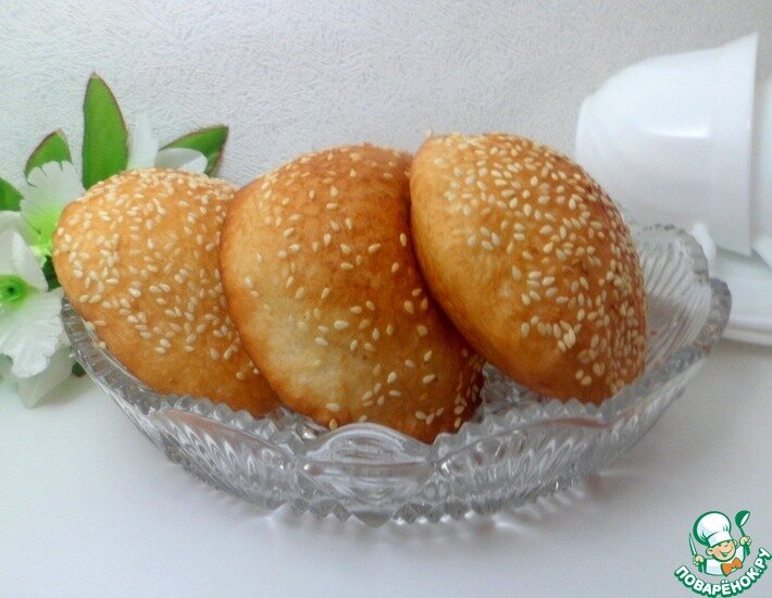 Очень вкусные, необычные, воздушные пончики в кунжуте. Внутри, при обжаривании, образуется пустота, которую можно заполнить любой начинкой.
