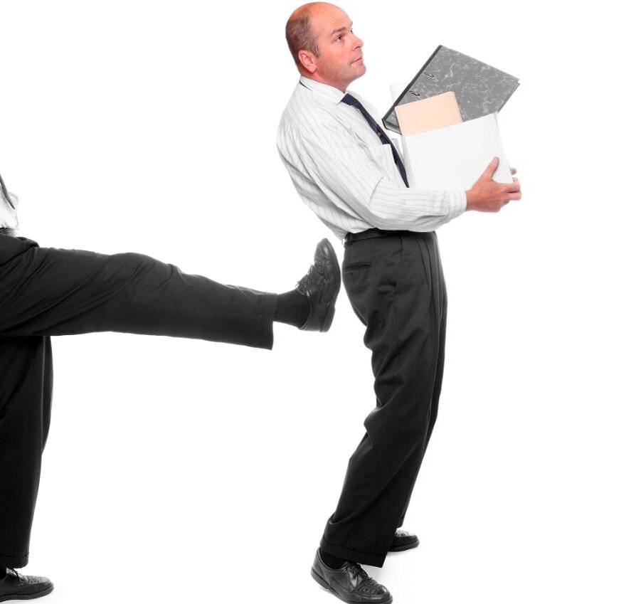 женщина выгоняет мужчину. увольнение работника. выгнать человека. прогнать человека. работник и работодательэ.