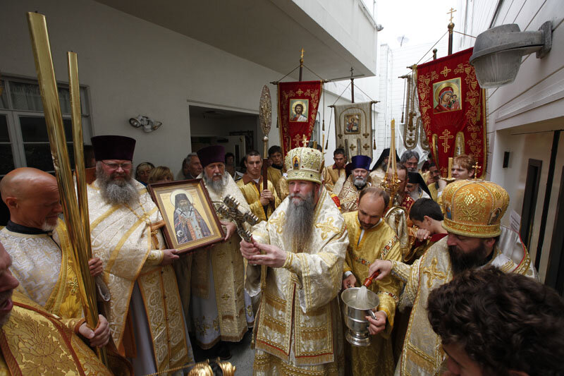 С иконой святителя Иоанна Шанхайского и Сан-Францисского. Из архива сайта Патриарха Московского и Всея Руси. https://foto.patriarchia.ru/news/torzhestva-po-sluchayu-15-letiya-proslavleniya-svyatitelya-ioanna-shankhayskogo-i-san-frantsisskogo-chudotvortsa/
