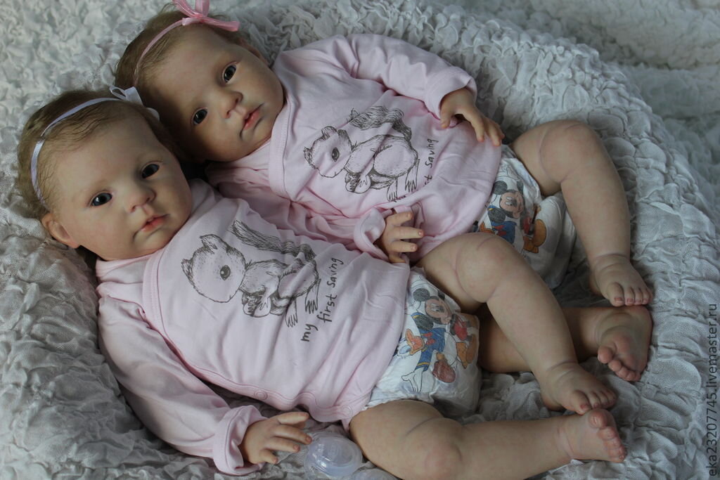 Куколки настоящие. Кукла реборн валберис кукла. Кукла младенец реборн Лоретта. Валберис куклы реборн близняшки.