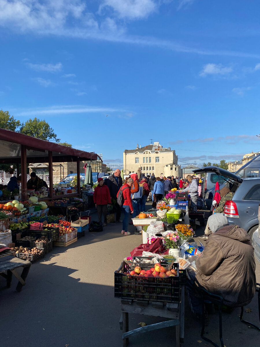 Уличная торговля возле станции Удельная