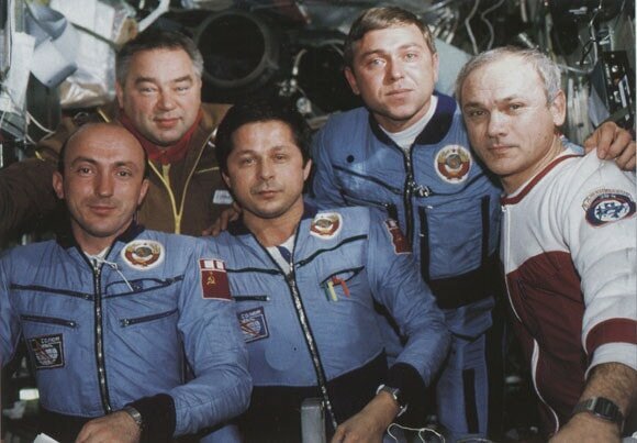 Экспедиция на "Салюте-7" осенью 1985 года (слева направо): Васютин, Гречко, Савиных, Волков, Джанибеков
