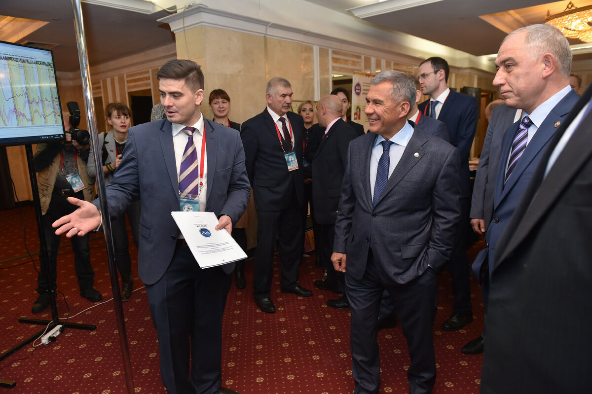 Наглядно показываем Минниханову Р.Н. то, как проходит проверка на полиграфе