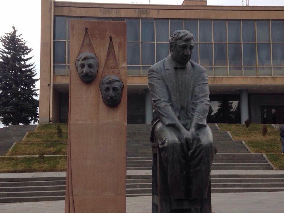 Памятник Фрунзику Мкртчяну в родном городе Гюмри/ранее Ленинакане. Источник http://barev.today