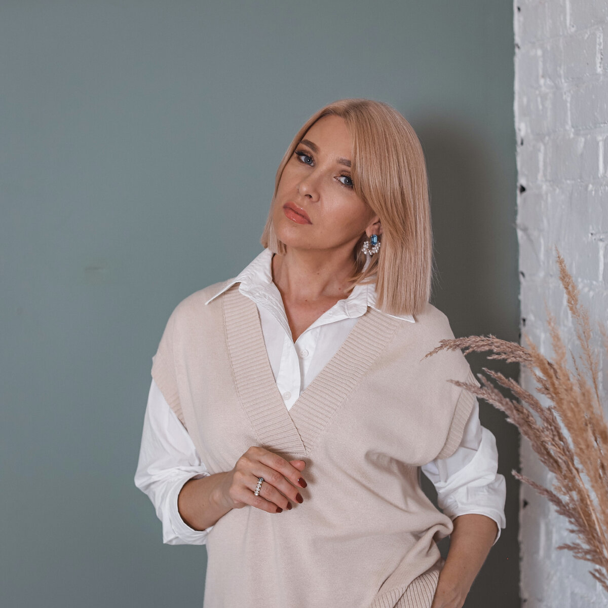 Уклад жизни пошатнулся, и это касается абсолютно всех. «Какой план на неделю? Я не знаю, чем сегодня день закончится!» или «Да зачем планировать, если все равно ничего не понятно!». 
Знакомо? Наверняка! Эта та реальность, в которой мы сейчас находимся. Уровень неопределенности просто зашкаливает, и горизонт планирования сокращается до нескольких дней, а иногда и до нескольких часов.
В жизни КАЖДОГО человека, происходит смена реальности и не один раз. Сейчас мы тоже живем как на страницах учебника истории. Но это НЕ ЗНАЧИТ, что нужно ставить крест на всём.
Может быть, стоит отпустить ту жизнь, которую запланировали, и принять ту, которая нас ждет? Что если она окажется увлекательней, чем мы планировали?

Да, мы словно все летим куда-то, и попали в зону турбулентности. Примите ее как нечто естественное. Трясет ведь не только вас, но абсолютно всех, тем не менее, МИР НЕ РУХНУЛ и жизнь не остановилась. Бывали времена лучше, но и похуже тоже.

Даже глобальные изменения – не редкое явление. Мы переживаем эти изменения каждый раз. Иногда они приносят положительные перемены, иногда нет, но так или иначе, мы продолжаем ЖИТЬ ДАЛЬШЕ.

Не жди, когда все наладится. Налаживай сам, что есть и как можешь, даже если это значит начать все с нуля. В противном случае рискуешь навсегда остаться с этим нулем в ожидании налаживания. Человек так устроен, что привыкает ко всему.

Любой кризис — это период возможностей. Кто-то сдастся, но будут и те, кто наоборот взлетит, раскроет свой потенциал. Не теряйте себя прежде всего. Будьте тем, кто взлетит.

Так происходит во время любого кризиса. Например, начало 90-х годов – яркое тому подтверждение. Все богатейшие люди нашей страны обязаны своим богатством тем самым девяностым, никто из Российского списка Forbes никогда бы там не оказался без предшествующего кризиса.

Сейчас всё очень быстро перемешалось и обрело новый смысл. И любые перемены несут в себе новые возможности. Пользуйтесь ими и не застывайте на месте! Радуйтесь жизни, любите, стройте планы♥️

Дорогие мои, поделитесь – как ваше настроение?👇