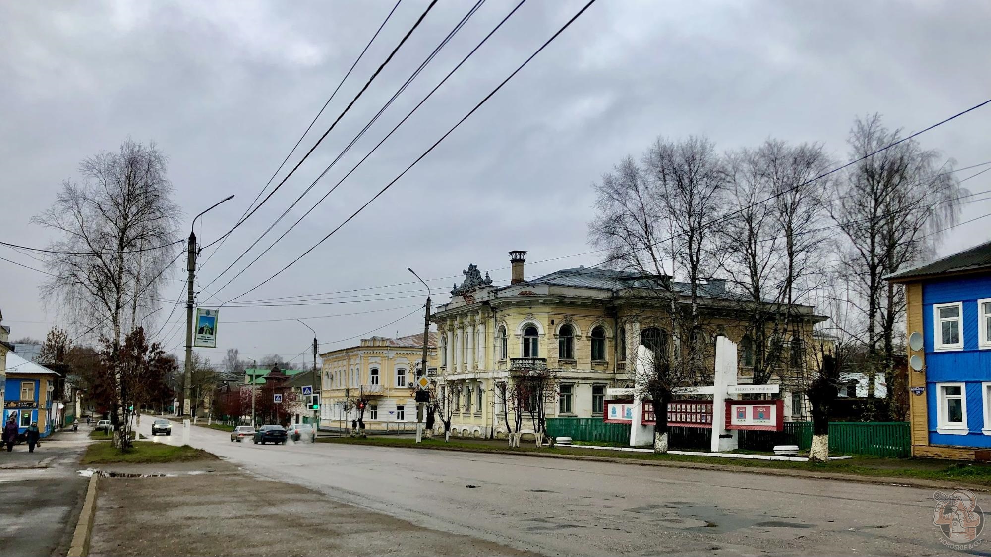 Нашли остатки советского льняного комбината внутри заброшенной церкви. Откуда он здесь взялся?1