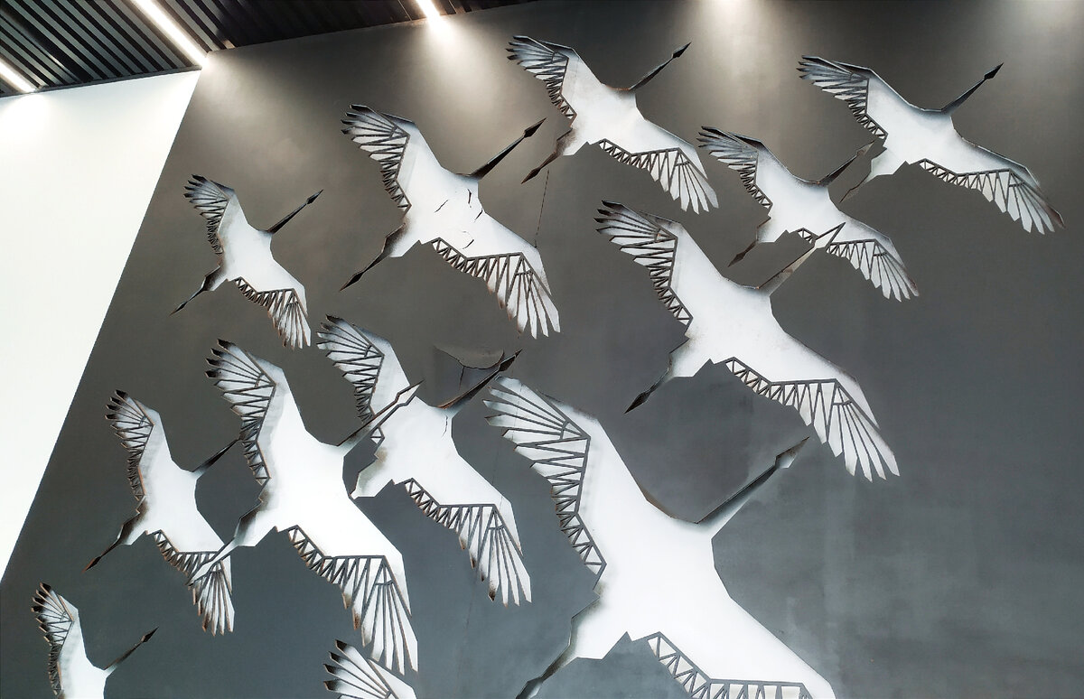 Журавли на стене музейно-выставочного павильона при мемориале. Здесь и далее фото автора статьи.